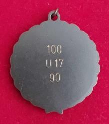 Avrupa, 1990 Gençler Atletizm 100 m. Koşu Sporu Hatıra Ödül Madalyası. Atletik Koşucu, Çevresinde Defne ve Meşe Çelengi Temalı. Nikel-Gümüş Renk ve Orta Kısımdaki Koşucu Figürü Altın Kaplamadır. Arka Kısım: 100 m/U17/90 (17,44 gr/32×36 mm)