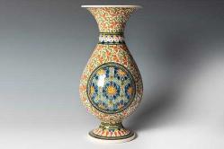 Elhamra Çini Kütahya imalat damgalı, hatayi ve bitkisel dekorlu seramik vazo