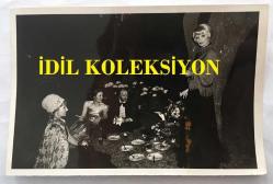 TÜRK SANAT MÜZİĞİ SANATÇISI SEÇİL HEPER'İN ORİJİNAL FOTOĞRAFI -18 x 12 cm  EBADINDA - SEÇİL HEPER DOSTLARIYLA AKŞAM PİKNİĞİ YAPARKEN ÇEKİLMİŞ BİR FOTOĞRAF