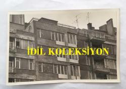 TÜRK SANAT MÜZİĞİ SANATÇISI SEÇİL HEPER'İN SATIN ALDIĞI APARTMAN KATININ 1970'LERDE ÇEKİLMİŞ ORİJİNAL BİR FOTOĞRAFI -18 x 12 cm  EBADINDA -