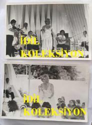 TÜRK SANAT MÜZİĞİ SANATÇISI SEÇİL HEPER'İN ORİJİNAL 2'Lİ FOTOĞRAF SETİ -18 x 12 cm  EBADINDA - SEÇİL HEPER BEYAZ ŞIK ELBİSESİYLE SAHNE ALDIĞI KONSERDE ÇEKİLMİŞ 2 FARKLI FOTOĞRAF