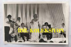 TÜRK SANAT MÜZİĞİ SANATÇISI SEÇİL HEPER'İN ORİJİNAL 2'Lİ FOTOĞRAF SETİ -18 x 12 cm  EBADINDA - SEÇİL HEPER BEYAZ ŞIK ELBİSESİYLE SAHNE ALDIĞI KONSERDE ÇEKİLMİŞ 2 FARKLI FOTOĞRAF