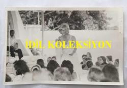 TÜRK SANAT MÜZİĞİ SANATÇISI SEÇİL HEPER'İN ORİJİNAL 2'Lİ FOTOĞRAF SETİ -18 x 12 cm  EBADINDA - SEÇİL HEPER BEYAZ ŞIK ELBİSESİYLE SAHNE ALDIĞI KONSERDE ÇEKİLMİŞ 2 FARKLI FOTOĞRAF