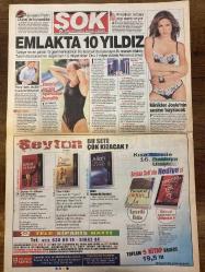 ŞOK GAZETESİ DOĞUM GÜNÜ HEDİYESİ - 15 AĞUSTOS 2005 - TAM TAKIM 12 SAYFADIR -Halil Altıntop-Fatih Terim-Burcu Esmersoy-Sercan Görgüldü-Harley Turan-Tuğba Özay-Nevin Hanım-Seren Serengil-Murat Aygün-Esra Eron-Barış Yaman-Rita- Nez-Gökhan-Gülşen-Sarp Apak-Alişan-M. D.-Fatih Tekke-Rüştü Reçber-Anelka-Yattara-Serhat Akın-Marcio Nobre-Yanal-Prens Harry-Josie-Eriksson Hedef Halil-G.Saray’a Gonzales müjdesi-Su jimnastiği hocası oldu-Milli Takım Teknik Direktörü Fatih Terim’in maaşı 110 milyar-Helal olsun-Formula 1 pisti bitti sıra yan yollarda-Tembel vatandaş şehri kararttı-‘Prezantabl’ cezası-Havada facia-121 kişi öldü-Dünyadaki örneklerinin altında-Asgari ücretle kıyaslanmaz-Emlakta 10 yıldız-Minikler Josie’nin sesine bayılacak-Prens Harry okulda tuvalet temizleyecek-İzmir’in sıcağı sporcuları bunalttı-Amerikan ordusu pop starını arıyor-Jurassic Park’ı Dubai’de kuracaklar-Aileme yakışır sevgili buldum-Bu ilişkiyi grip kurtardı-Tatil aşkı bitti-Alişan’dan davul şov-Tuğba: Bedenimi kullandırma