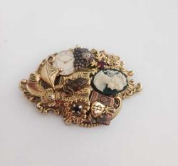 Retro Scripture Wear Kolaj Çalışmalı Cameo Detaylı Broş İğne