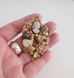 Retro Scripture Wear Kolaj Çalışmalı Cameo Detaylı Broş İğne