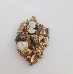 Retro Scripture Wear Kolaj Çalışmalı Cameo Detaylı Broş İğne