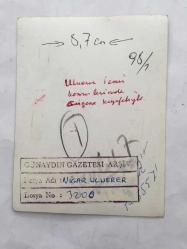 TÜRK SANAT MÜZİĞİ SANATÇISI NİGAR ULUERER'İN ORİJİNAL FOTOĞRAFI -12 x 9 cm EBADINDA - NİGAR ULUERER MOR ELBİSESİYLE SAHNEDE POZ VERİRKEN ÇEKİLMİŞ BİR FOTOĞRAF