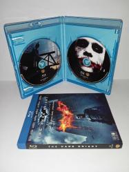 Blu-ray Batman Kara şövalye Bluray. Batman the dark knight. iki diskli özel versiyon. Orijinal TİGLON, Türkçe dublaj ve altyazı seçenekli. 2 Disk. Diskler 10 üzerinden 9.9 Temiz. Karton ceketli. Koleksiyonluk