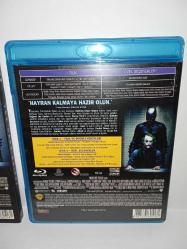 Blu-ray Batman Kara şövalye Bluray. Batman the dark knight. iki diskli özel versiyon. Orijinal TİGLON, Türkçe dublaj ve altyazı seçenekli. 2 Disk. Diskler 10 üzerinden 9.9 Temiz. Karton ceketli. Koleksiyonluk
