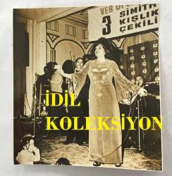 TÜRK SANAT MÜZİĞİ SANATÇISI NİGAR ULUERER'İN ORİJİNAL FOTOĞRAFI - 11 x 10 cm EBADINDA - NİGAR ULUERER SAHNEDE ALDIĞI BİR ÇEKİLİŞTE ŞARKI OKURKEN ÇEKİLMİŞ BİR FOTOĞRAF