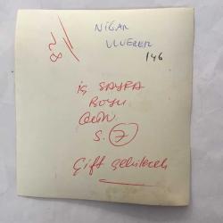 TÜRK SANAT MÜZİĞİ SANATÇISI NİGAR ULUERER'İN ORİJİNAL FOTOĞRAFI - 11 x 10 cm EBADINDA - NİGAR ULUERER SAHNEDE ALDIĞI BİR ÇEKİLİŞTE ŞARKI OKURKEN ÇEKİLMİŞ BİR FOTOĞRAF