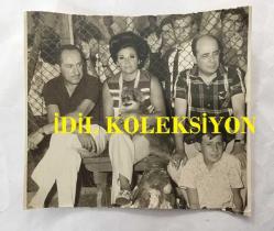 TÜRK SANAT MÜZİĞİ SANATÇISI NİGAR ULUERER'İN ORİJİNAL FOTOĞRAFI - 12 x 10 cm EBADINDA - NİGAR ULUERER KÖPEĞİYLE BİRLİKTE POZ VERİRKEN ÇEKİLMİŞ BİR FOTOĞRAF