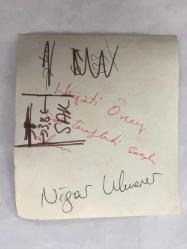 TÜRK SANAT MÜZİĞİ SANATÇISI NİGAR ULUERER'İN ORİJİNAL FOTOĞRAFI - 12 x 10 cm EBADINDA - NİGAR ULUERER KÖPEĞİYLE BİRLİKTE POZ VERİRKEN ÇEKİLMİŞ BİR FOTOĞRAF