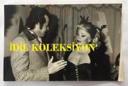 TÜRK SANAT MÜZİĞİ SANATÇISI NİGAR ULUERER'İN ORİJİNAL FOTOĞRAFI - 13,5 x 9 cm EBADINDA - NİGAR ULUERER SOHBET EDERKEN ÇEKİLMİŞ BİR FOTOĞRAF