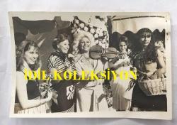 MÜZEYYEN SENAR, TANER ŞENER ve TÜRK SANAT MÜZİĞİ SANATÇISI NİGAR ULUERER'İN ORİJİNAL 3'LÜ FOTOĞRAF SETİ - 18 x 12 cm EBADINDA - NİGAR ULUERER, NİGOŞ ÇİÇEKÇİLİĞİ AÇILIŞINDA KEMAN ÇALARKEN ve MÜZEYYEN SENAR, TANER ŞENER ve DİĞER SANATÇI DOSTLARIYLA HATIRA POZU VERİRKEN ÇEKİLMİŞ 3 FARKLI FOTOĞRAF, HAZİRAN 1984, ÖZEL ARŞİV