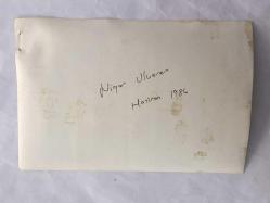 MÜZEYYEN SENAR, TANER ŞENER ve TÜRK SANAT MÜZİĞİ SANATÇISI NİGAR ULUERER'İN ORİJİNAL 3'LÜ FOTOĞRAF SETİ - 18 x 12 cm EBADINDA - NİGAR ULUERER, NİGOŞ ÇİÇEKÇİLİĞİ AÇILIŞINDA KEMAN ÇALARKEN ve MÜZEYYEN SENAR, TANER ŞENER ve DİĞER SANATÇI DOSTLARIYLA HATIRA POZU VERİRKEN ÇEKİLMİŞ 3 FARKLI FOTOĞRAF, HAZİRAN 1984, ÖZEL ARŞİV