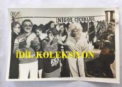 MÜZEYYEN SENAR, TANER ŞENER ve TÜRK SANAT MÜZİĞİ SANATÇISI NİGAR ULUERER'İN ORİJİNAL 3'LÜ FOTOĞRAF SETİ - 18 x 12 cm EBADINDA - NİGAR ULUERER, NİGOŞ ÇİÇEKÇİLİĞİ AÇILIŞINDA KEMAN ÇALARKEN ve MÜZEYYEN SENAR, TANER ŞENER ve DİĞER SANATÇI DOSTLARIYLA HATIRA POZU VERİRKEN ÇEKİLMİŞ 3 FARKLI FOTOĞRAF, HAZİRAN 1984, ÖZEL ARŞİV