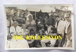 MÜZEYYEN SENAR, TANER ŞENER ve TÜRK SANAT MÜZİĞİ SANATÇISI NİGAR ULUERER'İN ORİJİNAL 3'LÜ FOTOĞRAF SETİ - 18 x 12 cm EBADINDA - NİGAR ULUERER, NİGOŞ ÇİÇEKÇİLİĞİ AÇILIŞINDA KEMAN ÇALARKEN ve MÜZEYYEN SENAR, TANER ŞENER ve DİĞER SANATÇI DOSTLARIYLA HATIRA POZU VERİRKEN ÇEKİLMİŞ 3 FARKLI FOTOĞRAF, HAZİRAN 1984, ÖZEL ARŞİV