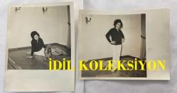 TÜRK SANAT MÜZİĞİ SANATÇISI NİGAR ULUERER'İN ORİJİNAL 2'Lİ FOTOĞRAF SETİ - 15 x 12 cm EBADINDA - NİGAR ULUERER KÖPEĞİYLE BİRLİKTE POZ VERİRKEN ÇEKİLMİŞ 2 FARKLI FOTOĞRAF