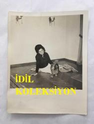 TÜRK SANAT MÜZİĞİ SANATÇISI NİGAR ULUERER'İN ORİJİNAL 2'Lİ FOTOĞRAF SETİ - 15 x 12 cm EBADINDA - NİGAR ULUERER KÖPEĞİYLE BİRLİKTE POZ VERİRKEN ÇEKİLMİŞ 2 FARKLI FOTOĞRAF
