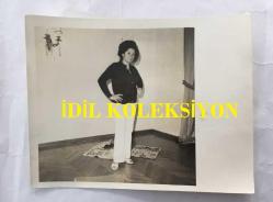 TÜRK SANAT MÜZİĞİ SANATÇISI NİGAR ULUERER'İN ORİJİNAL 2'Lİ FOTOĞRAF SETİ - 15 x 12 cm EBADINDA - NİGAR ULUERER KÖPEĞİYLE BİRLİKTE POZ VERİRKEN ÇEKİLMİŞ 2 FARKLI FOTOĞRAF