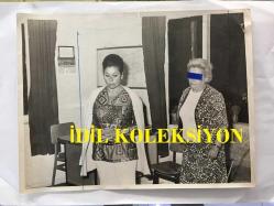 TÜRK SANAT MÜZİĞİ SANATÇISI NİGAR ULUERER'İN ORİJİNAL 6'LI FOTOĞRAF SETİ - 24 x 18 cm, 18 x 12 cm ve 12 x 10 cm EBADINDA 6 FARKLI FOTOĞRAF - NİGAR ULUERER KOCASINI ZİNA HALİNDE YAKALATTIRIRKEN BASKIN YAPILDIĞI ve KARAKOLDA İFADE VERİLDİĞİ ANLARDA ÇEKİLMİŞ 6 FARKLI FOTOĞRAF. 1 TEMMUZ 1972. ÖZEL ARŞİV