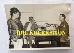 TÜRK SANAT MÜZİĞİ SANATÇISI NİGAR ULUERER'İN ORİJİNAL 6'LI FOTOĞRAF SETİ - 24 x 18 cm, 18 x 12 cm ve 12 x 10 cm EBADINDA 6 FARKLI FOTOĞRAF - NİGAR ULUERER KOCASINI ZİNA HALİNDE YAKALATTIRIRKEN BASKIN YAPILDIĞI ve KARAKOLDA İFADE VERİLDİĞİ ANLARDA ÇEKİLMİŞ 6 FARKLI FOTOĞRAF. 1 TEMMUZ 1972. ÖZEL ARŞİV