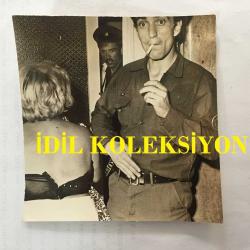 TÜRK SANAT MÜZİĞİ SANATÇISI NİGAR ULUERER'İN ORİJİNAL 6'LI FOTOĞRAF SETİ - 24 x 18 cm, 18 x 12 cm ve 12 x 10 cm EBADINDA 6 FARKLI FOTOĞRAF - NİGAR ULUERER KOCASINI ZİNA HALİNDE YAKALATTIRIRKEN BASKIN YAPILDIĞI ve KARAKOLDA İFADE VERİLDİĞİ ANLARDA ÇEKİLMİŞ 6 FARKLI FOTOĞRAF. 1 TEMMUZ 1972. ÖZEL ARŞİV