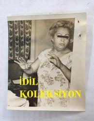 TÜRK SANAT MÜZİĞİ SANATÇISI NİGAR ULUERER'İN ORİJİNAL 6'LI FOTOĞRAF SETİ - 24 x 18 cm, 18 x 12 cm ve 12 x 10 cm EBADINDA 6 FARKLI FOTOĞRAF - NİGAR ULUERER KOCASINI ZİNA HALİNDE YAKALATTIRIRKEN BASKIN YAPILDIĞI ve KARAKOLDA İFADE VERİLDİĞİ ANLARDA ÇEKİLMİŞ 6 FARKLI FOTOĞRAF. 1 TEMMUZ 1972. ÖZEL ARŞİV