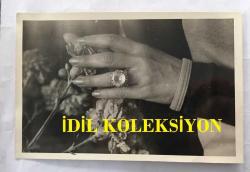 TÜRK SANAT MÜZİĞİ SANATÇISI NİGAR ULUERER'İN PARMAĞINDAKİ MÜCEVHER YÜZÜĞÜN ORİJİNAL FOTOĞRAFI - 18 x 12 cm EBADINDA