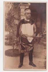 1930 Lİ YILLAR YEREL KIYAFETLİ EFE ZEYBEK GÖRÜNÜMLÜ ERKEK TİP SİYAH BEYAZ FOTOĞRAF