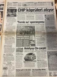 ŞOK GAZETESİ DOĞUM GÜNÜ HEDİYESİ - 2 TEMMUZ 2005 - TAM TAKIM 12 SAYFADIR -Alex de Souza-Mesut Ekerner-Didem Taslan-Eyüp Beyaz-Tuğba Özay-Uğur Dündar-Ebru Şallı-Jaap Stam-Alpay Özalan-Denilson-Beyoncé-Jay Z-Chris Rock-Mariah Carey-Diana-Charles-Camilla-Schroder Size iş yok moral verelim-Amacına ulaşamadı-Ben seksi kadın değilim-Hemşire klip başına iş açtı-Muhtar amca 50 yaşındaki kızı kaçırdı-Fener’e dev geliyor-Alex’in iddiası 2 yıl sonra Avrupa şampiyonuyuz-Galatasaray Hollanda’da-Silva olacak-Kahpelik gizli yapılır gizli kalmaz-Hedefe ateş etmeyi severim-Eski koca vahşeti-Protezli yaşama alışmak zor oldu-Gazilere rehabilitasyon-Türkiye’de Bodrum dünyada St. Tropez-Eller yukarı lütfen-CHP köprüleri atıyor-Temiz su operasyonu-Mobilyayı Çin çarptı Axa Seçilmiş Kişi-karikatür