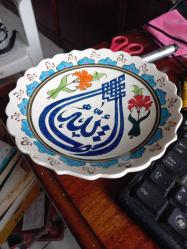 Kütahya çini el yapımı Allah yazılı 60 yıllık şekerlik ( Mavi Gümüş Çini ) Çap 18,5  cm