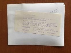 KIBRIS BARIŞ HAREKATI SÜRECİNDE KIBRIS'TAN ÇIKARILAN İNGİLİZ ve DİĞER YABANCI TURİSTLERİN ORİJİNAL AJANS-BASIN FOTOĞRAFI - 20 x 15 cm EBADINDA - KAPALI BİR YERDE TOPLUCA YEMEK YİYEN TURİST AİLELER