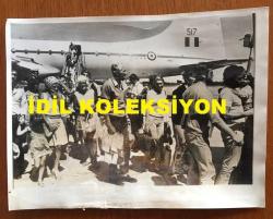 KIBRIS BARIŞ HAREKATI SÜRECİNDE KIBRIS'TAN ÇIKARILAN İNGİLİZ ve DİĞER YABANCI TURİSTLERİN ORİJİNAL AJANS-BASIN FOTOĞRAFI - 20 x 15 cm EBADINDA - (AÇIKLAMAYI OKUYUNUZ) - 1974 - İNGİLİZ KRALİYET HAVA KUVVETLERİ UÇAĞI BÖLGEDEKİ İNGİLİZ TURİSTLERİ TAHLİYE EDERKEN