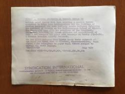 KIBRIS BARIŞ HAREKATI SÜRECİNDE KIBRIS'TAN ÇIKARILAN İNGİLİZ ve DİĞER YABANCI TURİSTLERİN ORİJİNAL AJANS-BASIN FOTOĞRAFI - 20 x 15 cm EBADINDA - (AÇIKLAMAYI OKUYUNUZ) - 1974 - İNGİLİZ KRALİYET HAVA KUVVETLERİ UÇAĞI BÖLGEDEKİ İNGİLİZ TURİSTLERİ TAHLİYE EDERKEN