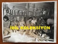 KIBRIS BARIŞ HAREKATI SÜRECİNDE KIBRIS'TAN ÇIKARILAN İNGİLİZ ve DİĞER YABANCI TURİSTLERİN ORİJİNAL AJANS-BASIN FOTOĞRAFI - 22 x 16 cm EBADINDA - (AÇIKLAMAYI OKUYUNUZ) - 1974