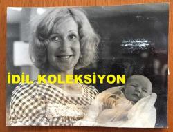 KIBRIS BARIŞ HAREKATI SÜRECİNDE KIBRIS'TAN ÇIKARILAN İNGİLİZ ve DİĞER YABANCI TURİSTLERİN ORİJİNAL AJANS-BASIN FOTOĞRAFI - 20 x 15 cm EBADINDA - (AÇIKLAMAYI OKUYUNUZ) - 1974 - SAVAŞ SIRASINDA KIBRIS'TA DOĞUM YAPAN BİR İNGİLİZ ANNE ve BEBEĞİ (JENNIFER DUNNET & BETHAN DUNNET)