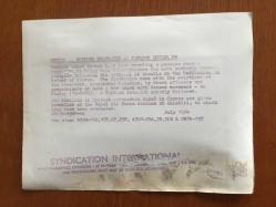 KIBRIS BARIŞ HAREKATI SÜRECİNDE KIBRIS'TAN ÇIKARILAN İNGİLİZ ve DİĞER YABANCI TURİSTLERİN ORİJİNAL AJANS-BASIN FOTOĞRAFI - 20 x 15 cm EBADINDA - (AÇIKLAMAYI OKUYUNUZ) - 1974 - TURİSTLER KAPALI BİR ORTAMDA TOPLUCA YEMEK YERKEN