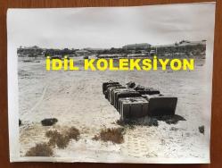 KIBRIS BARIŞ HAREKATI SÜRECİNDE KIBRIS'TAN ÇIKARILAN İNGİLİZ ve DİĞER YABANCI TURİSTLERİN ORİJİNAL AJANS-BASIN FOTOĞRAFI - 20 x 15 cm EBADINDA - (AÇIKLAMAYI OKUYUNUZ) - 1974 - TURİSTLERİN AÇIK ALANDA BEKLETİLEN VALİZLERİ