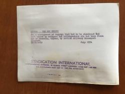 KIBRIS BARIŞ HAREKATI SÜRECİNDE KIBRIS'TAN ÇIKARILAN İNGİLİZ ve DİĞER YABANCI TURİSTLERİN ORİJİNAL AJANS-BASIN FOTOĞRAFI - 20 x 15 cm EBADINDA - (AÇIKLAMAYI OKUYUNUZ) - 1974 - TURİSTLERİN AÇIK ALANDA BEKLETİLEN VALİZLERİ