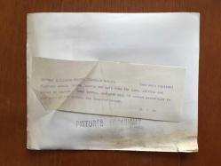 KIBRIS BARIŞ HAREKATI SÜRECİNDE KIBRIS'TAN ÇIKARILAN İNGİLİZ ve DİĞER YABANCI TURİSTLERİN ORİJİNAL BÜYÜK BOY AJANS-BASIN FOTOĞRAFI - 24 x 19 cm EBADINDA - (AÇIKLAMAYI OKUYUNUZ) - 1974 - SAVAŞ SIRASINDA KIBRIS'TA DOĞUM YAPAN BİR İNGİLİZ ANNE ve BEBEĞİ (JENNIFER DUNNET & BETHAN DUNNET)