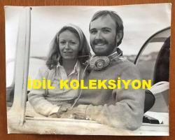 KIBRIS BARIŞ HAREKATI SÜRECİNDE KIBRIS'TAN ÇIKARILAN İNGİLİZ ve DİĞER YABANCI TURİSTLERİN ORİJİNAL BÜYÜK BOY AJANS-BASIN FOTOĞRAFI - 24 x 19 cm EBADINDA - (AÇIKLAMAYI OKUYUNUZ) - 1974 - SAVAŞ SIRASINDA BÖLGEDE MAHSUR KALAN DAVID LONG ve EŞİ