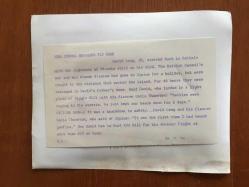 KIBRIS BARIŞ HAREKATI SÜRECİNDE KIBRIS'TAN ÇIKARILAN İNGİLİZ ve DİĞER YABANCI TURİSTLERİN ORİJİNAL BÜYÜK BOY AJANS-BASIN FOTOĞRAFI - 24 x 19 cm EBADINDA - (AÇIKLAMAYI OKUYUNUZ) - 1974 - SAVAŞ SIRASINDA BÖLGEDE MAHSUR KALAN DAVID LONG ve EŞİ