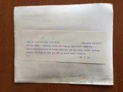 KIBRIS BARIŞ HAREKATI SÜRECİNDE KIBRIS'TAN ÇIKARILAN İNGİLİZ ve DİĞER YABANCI TURİSTLERİN ORİJİNAL BÜYÜK BOY AJANS-BASIN FOTOĞRAFI - 24 x 19 cm EBADINDA - (AÇIKLAMAYI OKUYUNUZ) - 1974 - SAVAŞ SIRASINDA BÖLGEDE MAHSUR EVELYN CHAVASSE ve EŞİ EDITH CHAVASE, ELLERİNDE İNGİLTERE BAYRAĞI İLE YÜRÜRLERKEN