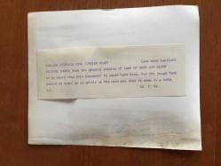 KIBRIS BARIŞ HAREKATI SÜRECİNDE KIBRIS'TAN ÇIKARILAN İNGİLİZ ve DİĞER YABANCI TURİSTLERİN ORİJİNAL BÜYÜK BOY AJANS-BASIN FOTOĞRAFI - 24 x 19 cm EBADINDA - (AÇIKLAMAYI OKUYUNUZ) - 1974 - SAVAŞ SIRASINDA BÖLGEDE MAHSUR EVELYN CHAVASSE ve EŞİ EDITH CHAVASE, ELLERİNDE İNGİLTERE BAYRAĞI ve YANLARINA GELEN ASKERİN KUCAĞINDA TUTTUĞU BEBEKLE HATIRA POZU VERİRLERKEN