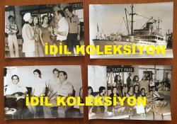 KIBRIS BARIŞ HAREKATI SÜRECİNDE KIBRIS'TAN ÇIKARILAN İNGİLİZ ve DİĞER YABANCI TURİSTLERİN ORİJİNAL 4'LÜ AJANS-BASIN FOTOĞRAFI SETİ - 18 x 12 cm EBADINDA - (AÇIKLAMAYI OKUYUNUZ) - 1974 - YUNANİSTAN ve RODOS BÖLGESİNDEN İTALYAN YÜK ve YOLCU GEMİSİ BRENNERO İLE GETİRİLEN TURİSTLER İZMİR LİMANINDAYKEN ÇEKİLMİŞ 4 FARKLI KARE, RITA, LEDA, ARMAN, DEVLET OPERA ve NALE SANATÇIMIZ BERJAN ÇINARLI, JOHN TILIACOS, HELEN, LILIE ve MÜHENDİS ANTHONY N. TILIACOS