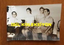 KIBRIS BARIŞ HAREKATI SÜRECİNDE KIBRIS'TAN ÇIKARILAN İNGİLİZ ve DİĞER YABANCI TURİSTLERİN ORİJİNAL 4'LÜ AJANS-BASIN FOTOĞRAFI SETİ - 18 x 12 cm EBADINDA - (AÇIKLAMAYI OKUYUNUZ) - 1974 - YUNANİSTAN ve RODOS BÖLGESİNDEN İTALYAN YÜK ve YOLCU GEMİSİ BRENNERO İLE GETİRİLEN TURİSTLER İZMİR LİMANINDAYKEN ÇEKİLMİŞ 4 FARKLI KARE, RITA, LEDA, ARMAN, DEVLET OPERA ve NALE SANATÇIMIZ BERJAN ÇINARLI, JOHN TILIACOS, HELEN, LILIE ve MÜHENDİS ANTHONY N. TILIACOS