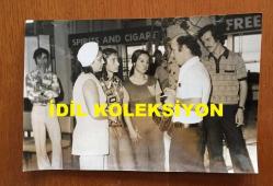 KIBRIS BARIŞ HAREKATI SÜRECİNDE KIBRIS'TAN ÇIKARILAN İNGİLİZ ve DİĞER YABANCI TURİSTLERİN ORİJİNAL 4'LÜ AJANS-BASIN FOTOĞRAFI SETİ - 18 x 12 cm EBADINDA - (AÇIKLAMAYI OKUYUNUZ) - 1974 - YUNANİSTAN ve RODOS BÖLGESİNDEN İTALYAN YÜK ve YOLCU GEMİSİ BRENNERO İLE GETİRİLEN TURİSTLER İZMİR LİMANINDAYKEN ÇEKİLMİŞ 4 FARKLI KARE, RITA, LEDA, ARMAN, DEVLET OPERA ve NALE SANATÇIMIZ BERJAN ÇINARLI, JOHN TILIACOS, HELEN, LILIE ve MÜHENDİS ANTHONY N. TILIACOS